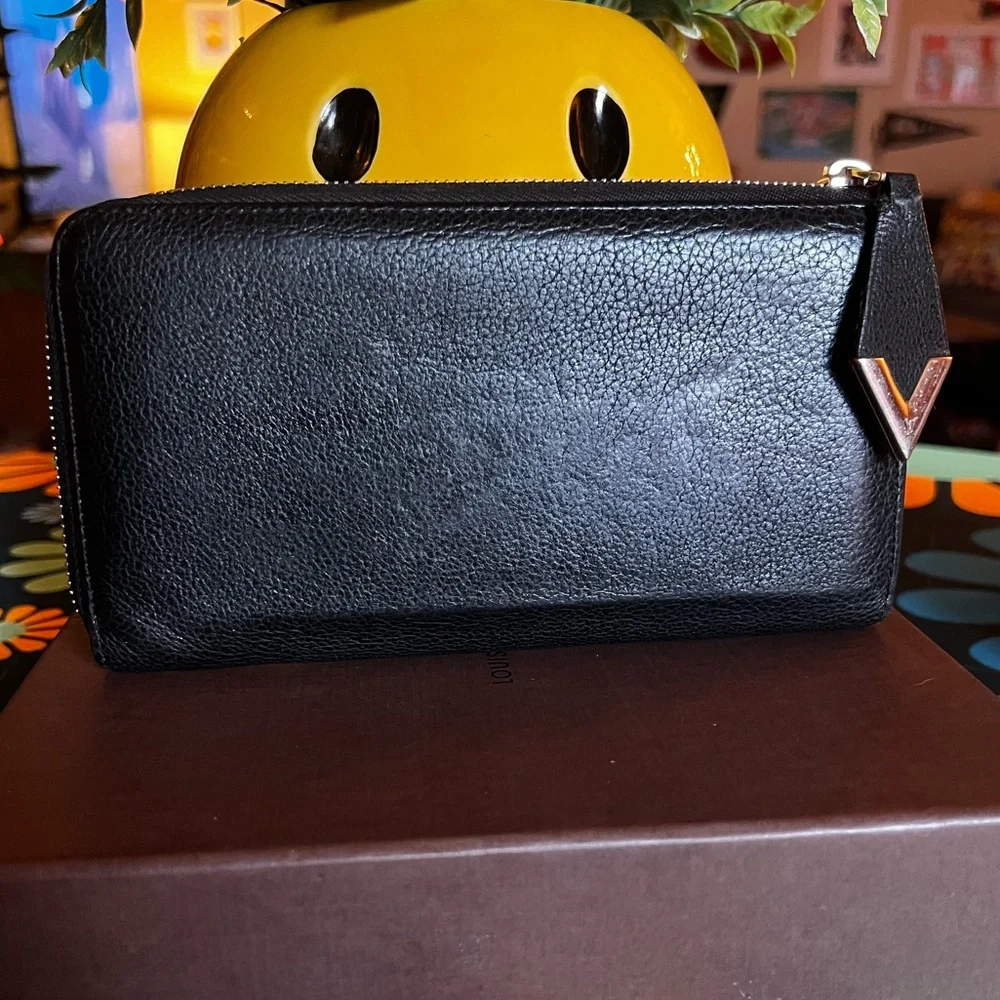 LOUIS VUITTON Portefeuille
Comet Long Wallet (BLACK) - Picture 2 of 16